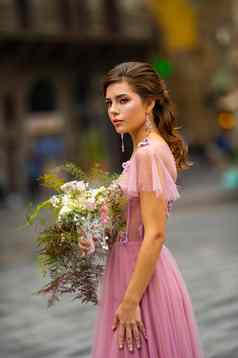 新娘粉红色的衣服花束站中心城市弗洛伦斯意大利