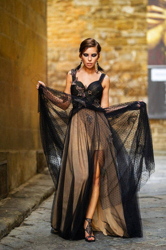 美丽的时尚的新娘黑色的衣服走弗洛伦斯模型黑色的衣服城市意大利
