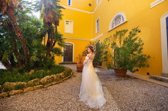 时尚的年轻的新娘婚礼一天意大利优雅的新娘托斯卡纳新娘白色婚礼衣服
