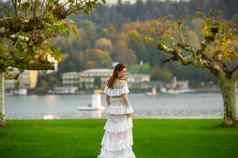 新娘白色婚礼衣服公园奥地利小镇大树日落