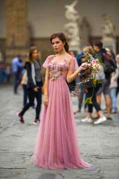 新娘粉红色的衣服花束站中心城市弗洛伦斯意大利