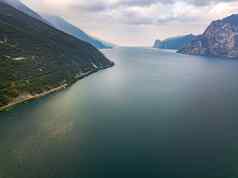 前视图湖泻湖加尔达高山风景意大利