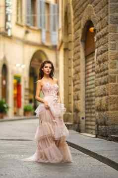 新娘粉红色的婚礼衣服走弗洛伦斯意大利
