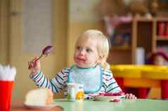 孩子吃健康的食物幼儿园首页脏