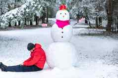 男人。睡觉大雪人白雪覆盖的森林