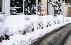 汽车覆盖雪雪秋天一年冬天概念雪汽车停街深层雪