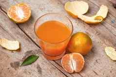 柑橘类汁玻璃新鲜的普通话橙色木背景