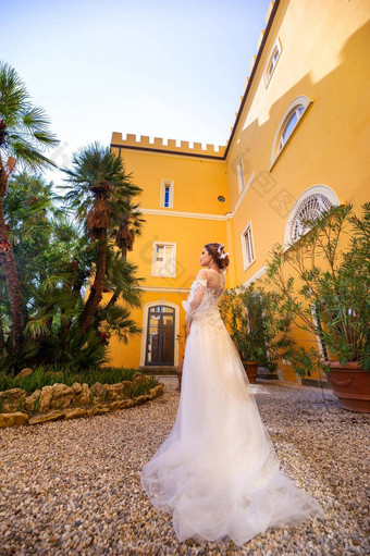 时尚的年轻的新娘婚礼一天意大利优雅的新娘托斯卡纳新娘白色婚礼衣服
