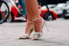 女人穿高跟鞋的鞋子人工钻石城市美丽的脚鞋子特写镜头
