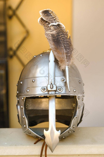 古老的骑士的<strong>头盔羽毛</strong>中世纪的概念