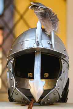 古老的骑士的头盔羽毛中世纪的概念