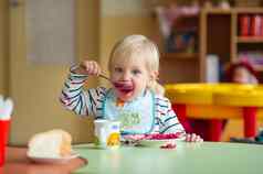 孩子吃健康的食物幼儿园首页脏