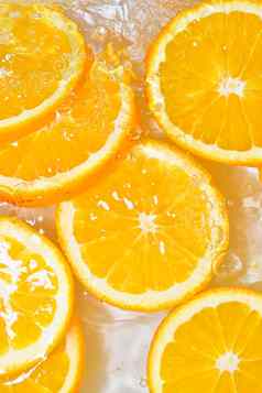 特写镜头新鲜的片多汁的橙色白色背景片橙色闪闪发光的水白色背景特写镜头柑橘类苏打水