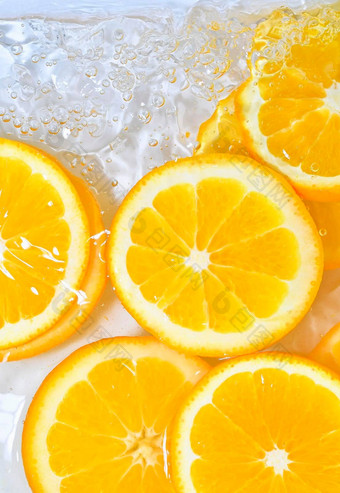 特写镜头新鲜的片多汁的橙色白色背景片橙色闪闪发光的水白色背景特写镜头柑橘类苏打水复制空间