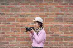 旅行者旅游女人持有照片相机中国