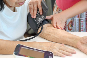 女儿检查血压力高血压上了年纪的妈妈。首页