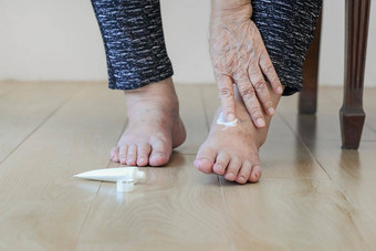 上了年纪的女人把奶油肿脚