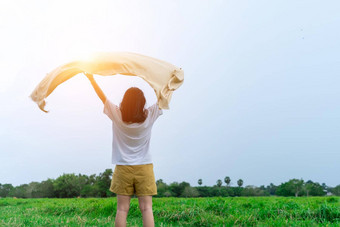 复制空间自由夫人手<strong>不</strong>断上升的<strong>夏</strong>天假期自由概念蓝色的天空山摘要<strong>夏</strong>天背景