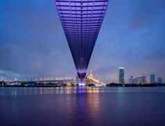 紫色的领导光桥河多云的一天天空普密蓬桥samutprakan泰国