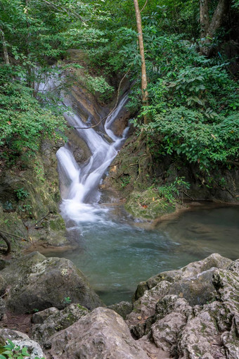 清洁绿色<strong>翡翠</strong>水瀑布包围小树大树绿色颜色处女瀑布北省泰国
