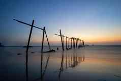 日落反射海腐烂的木桥梁考县来喘气俄罗斯海滩泰国