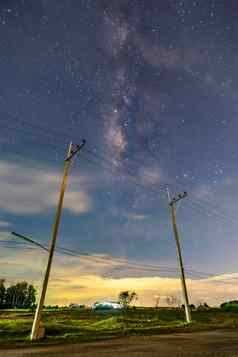 电波兰人夜间农村天空星星美丽的芋头场景云地平线草