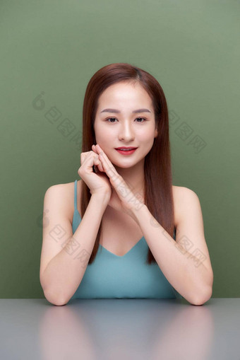 美丽的年轻的亚洲女人清洁新鲜的皮肤触<strong>摸脸</strong>面部治疗美容美