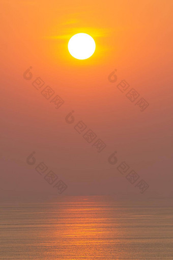 日落海表面反映太阳橙色清晰的天空万里无云的橙色