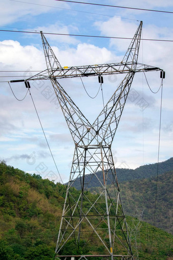 图像高电压电桥塔传输权力行天空山背景