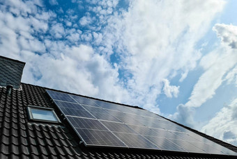 太阳能面板生产清洁能源屋顶住宅房子云反射