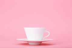 关闭白色陶瓷咖啡茶杯孤立的明亮的粉红色的背景