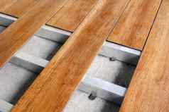 修复首页甲板地板上木面板连接地板安装工作建设首页改造建筑木甲板板材木地板上覆盖卡彭特集甲板董事会地板上木面板