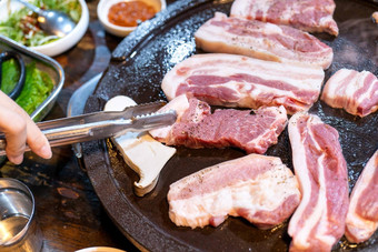 煎黑色的猪肉餐韩国餐厅新鲜的美味的朝鲜文食物厨房铁板生菜关闭复制空间生活方式