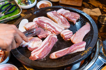 煎黑色的猪肉餐韩国餐厅新鲜的美味的朝鲜文食物厨房铁板生菜关闭复制空间生活方式