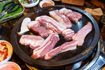 煎黑色的猪肉餐<strong>韩国</strong>餐厅新鲜的美味的朝鲜文食物厨房铁板生菜关闭复制空间生活方式