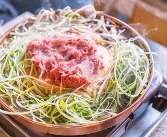 牛肉烧烤烤肉南韩国餐厅首尔生活方式新鲜的朝鲜文食物厨房铜锅切片烧烤关闭复制空间