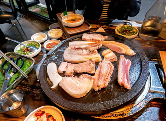 煎煮熟的黑色的猪肉餐韩国餐厅新鲜的美味的朝鲜文食物厨房铁板生菜关闭复制空间生活方式