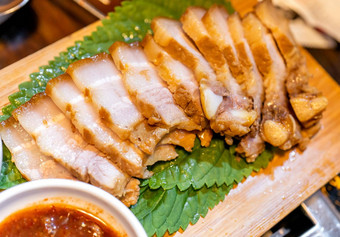 煎煮熟的黑色的猪肉餐韩国餐厅新鲜的美味的朝鲜文食物厨房铁板生菜关闭复制空间生活方式