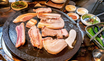 <strong>煎煮</strong>熟的黑色的猪肉餐韩国餐厅新鲜的美味的朝鲜文食物厨房铁板生菜关闭复制空间生活方式