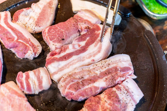 黑色的猪肉生肉铁锅韩国餐厅新鲜的美味的朝鲜文食物厨房铁板生菜关闭复制空间生活方式