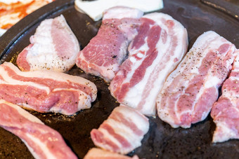 黑色的猪肉生肉铁锅韩国餐厅新鲜的美味的朝鲜文食物厨房铁板生菜关闭复制空间生活方式