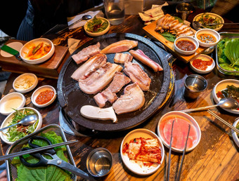 煎煮熟的黑色的猪肉餐韩国餐厅新鲜的美味的朝鲜文食物厨房<strong>铁板</strong>生<strong>菜</strong>关闭复制空间生活方式