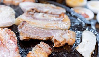 煎煮熟的黑色的猪肉餐韩国餐厅新鲜的美味的朝鲜文食物厨房铁板生菜关闭复制空间生活方式