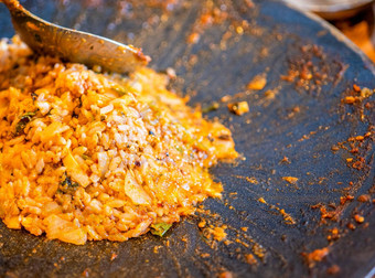 美味的火山形状的炸大米蛋辣的酱汁猪肉鱿鱼著名的南朝鲜文食物济州岛岛餐厅关闭