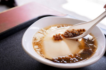 受欢迎的台湾美食甜点木薯珍珠球泡沫混合豆凝乳豆腐布丁豆花窦华白色碗关闭生活方式