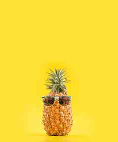 有创意的菠萝太阳镜壳牌孤立的黄色的背景夏天假期海滩的想法设计模式复制空间关闭