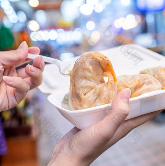 美味的蒸轮形状的饺子南韩国传统的市场特殊的朝鲜文街食物厨房关闭散景复制空间