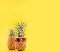 有创意的菠萝太阳镜孤立的黄色的背景夏天假期海滩的想法设计模式复制空间关闭空白文本