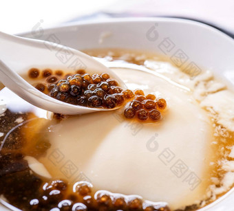 受欢迎的<strong>台湾</strong>美食甜点木薯珍珠球泡沫混合豆凝乳豆腐布丁豆花窦华白色碗关闭生活方式