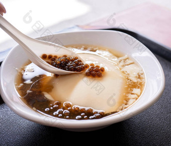 受欢迎<strong>的台湾</strong>美食甜点木薯珍珠球泡沫混合豆凝乳豆腐布丁豆花窦华白色碗关闭生活方式